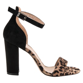 Erynn Sandálias em um bar marrom