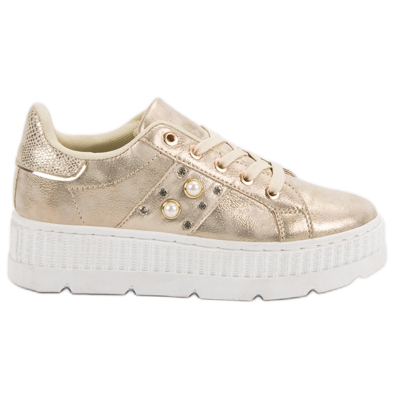 Calçado dourado na plataforma