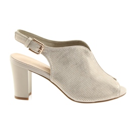 Sandálias no posto de Sergio Leone 812