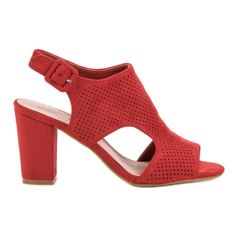 Sandálias a céu aberto em uma postagem vermelho