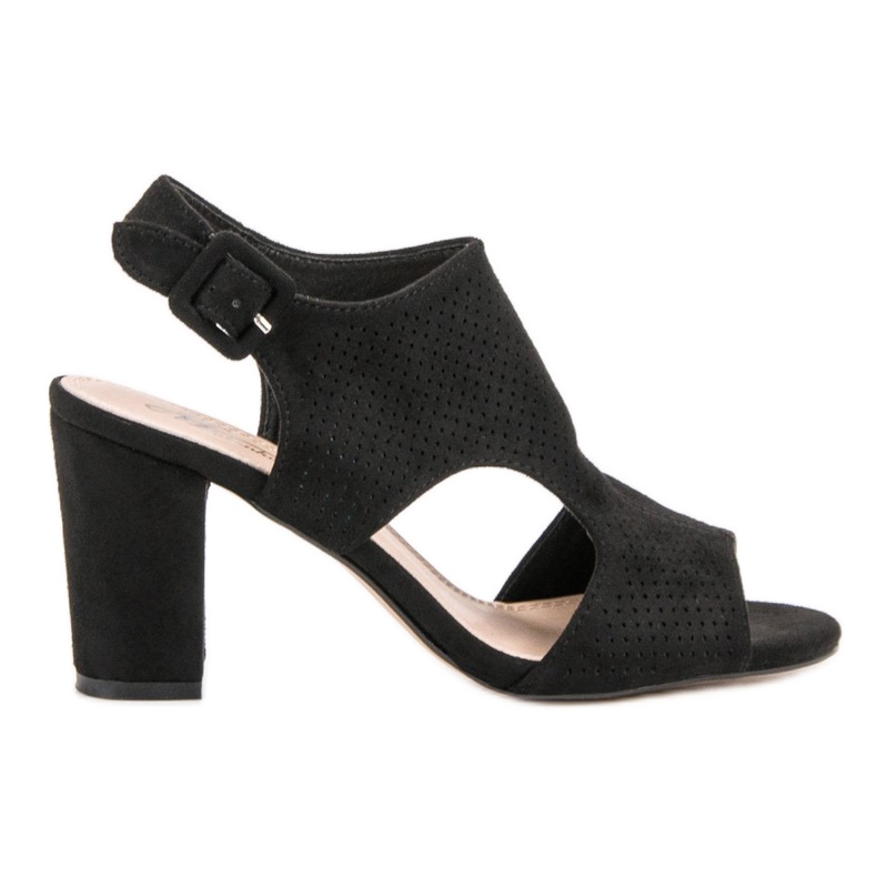 Sandálias a céu aberto em uma postagem preto