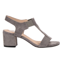 Evento Slip-on Sandals em uma postagem cinza