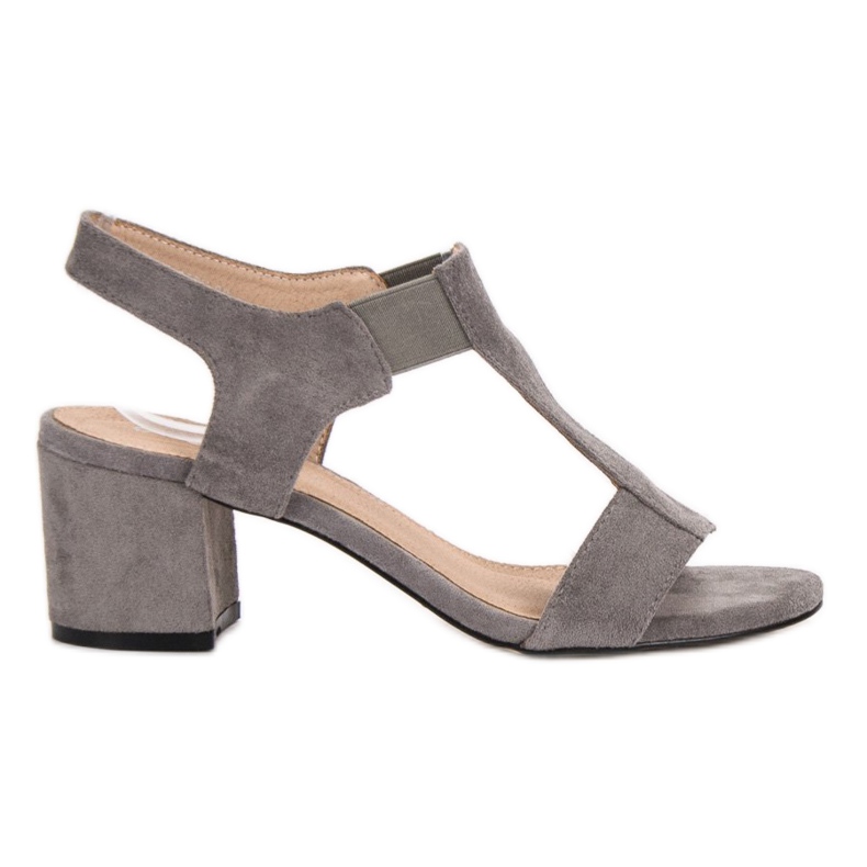 Evento Slip-on Sandals em uma postagem cinza