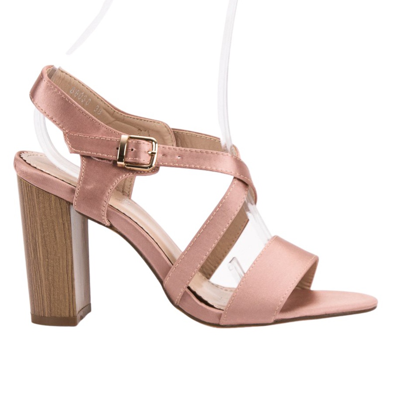 Kayla Sandálias sensuais em um bar rosa