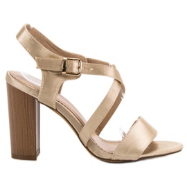 Kayla Sandálias sensuais em um bar amarelo