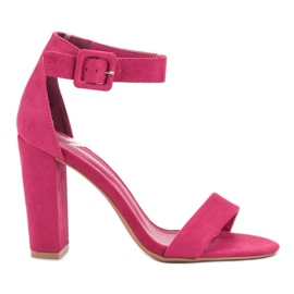 Goodin Sandálias em um bar rosa