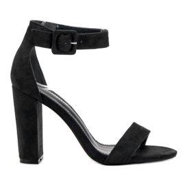 Goodin Sandálias em um bar preto