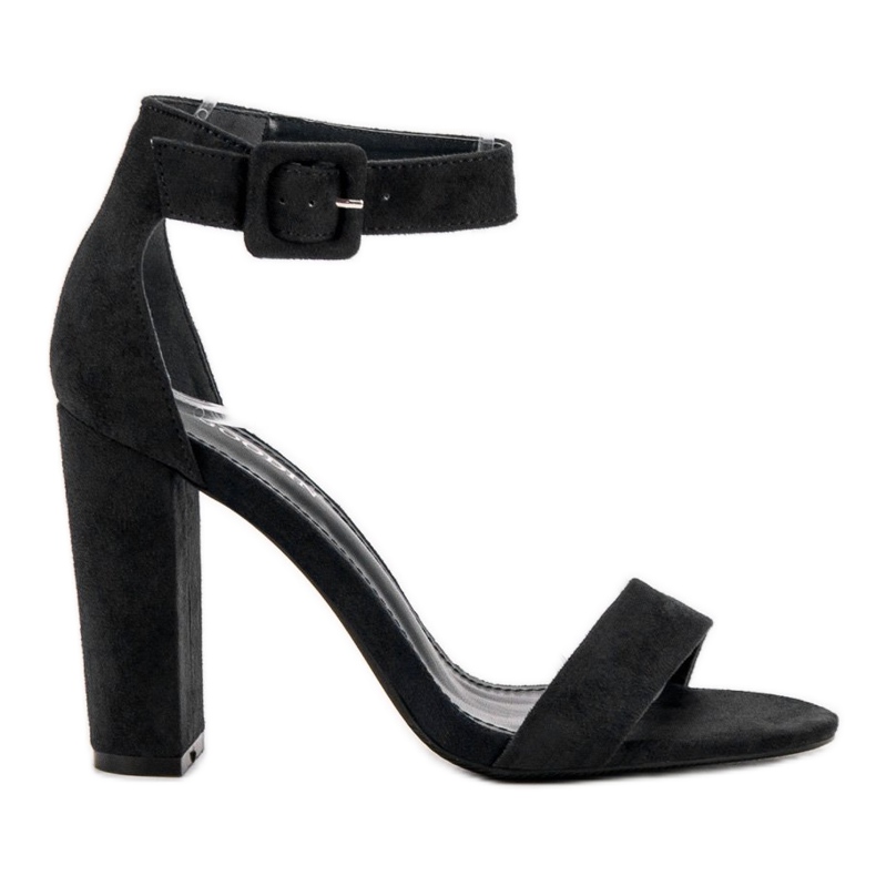 Goodin Sandálias em um bar preto