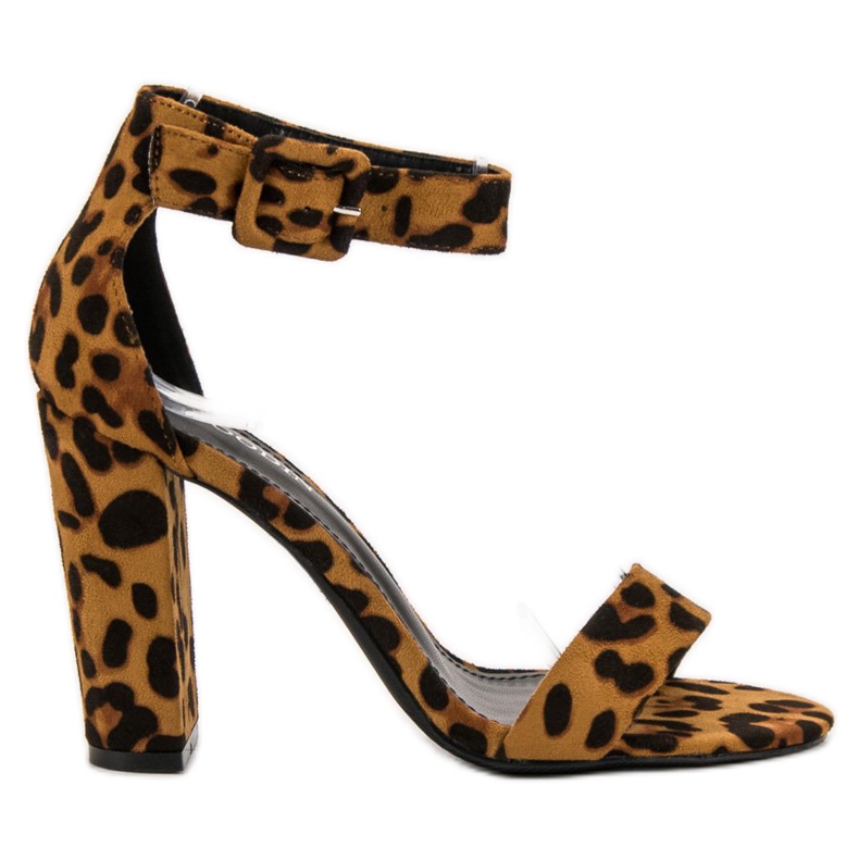 Goodin Sandálias em um bar castanho