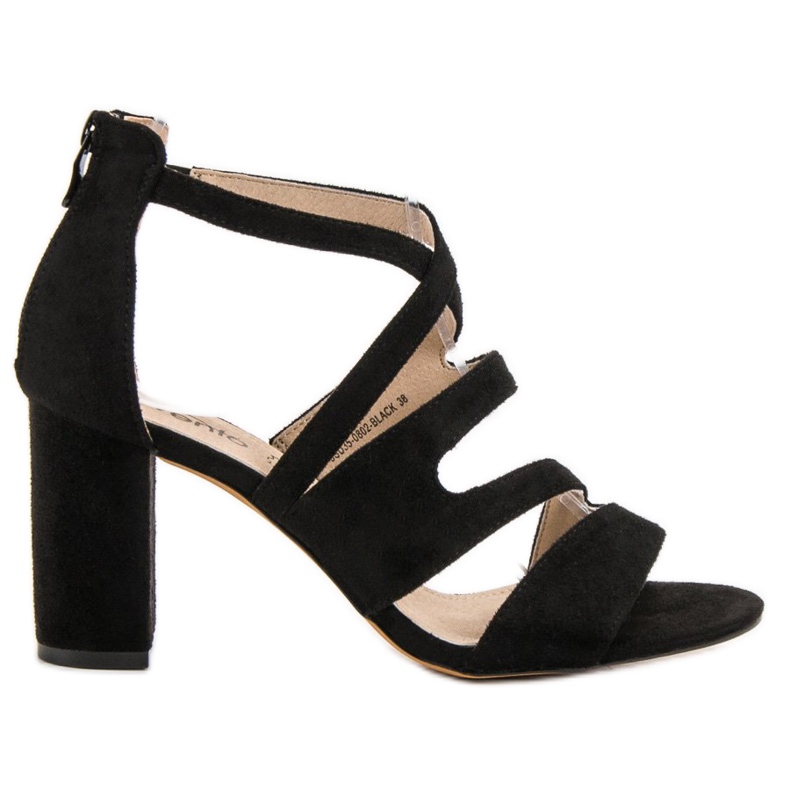 Evento Sandálias de camurça em um bar preto