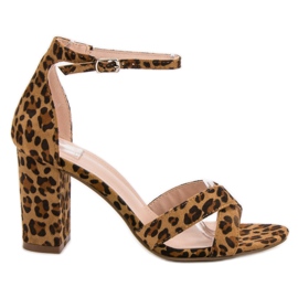 Ideal Shoes Sandálias em um bar castanho