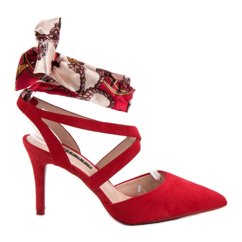 Milaya Stilettos amarrados com uma fita vermelho