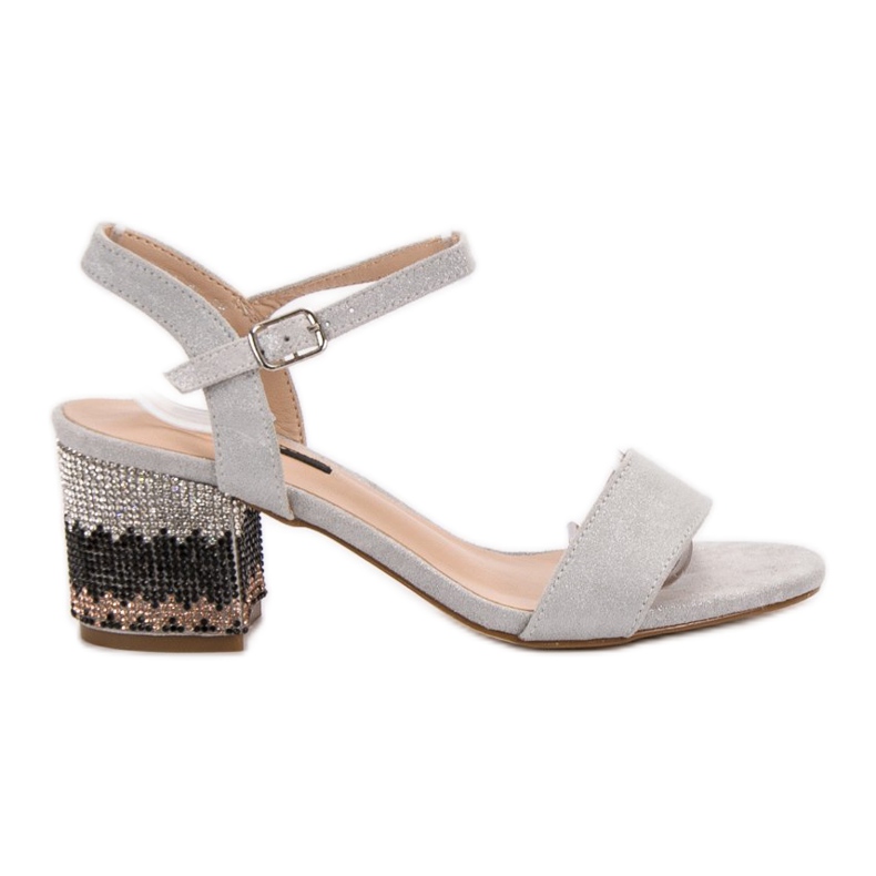 SDS Sandálias em um bar cinza