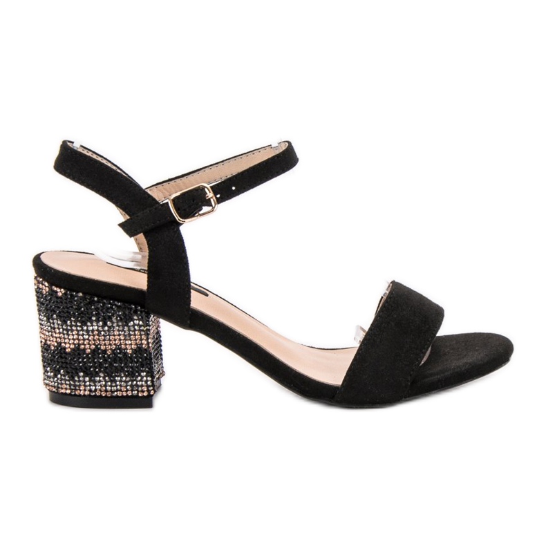 SDS Sandálias em um bar preto