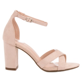 Ideal Shoes Sandálias em um bar castanho