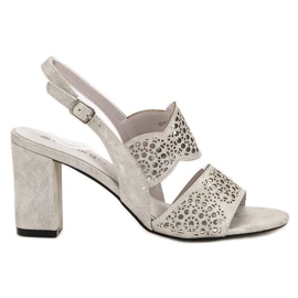 Goodin Sandálias prateadas em um bar cinza