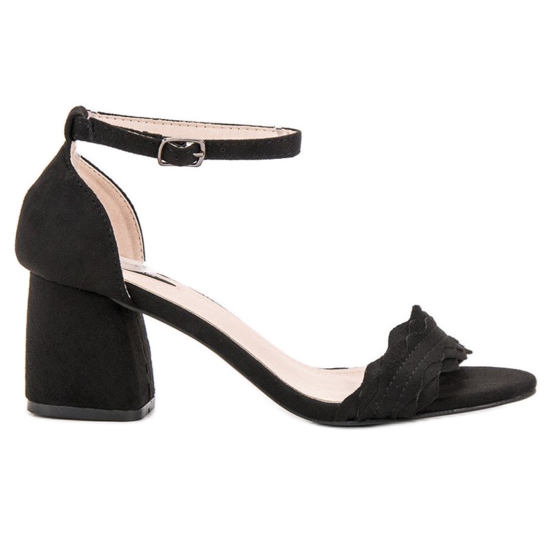 Sandálias VICES em uma postagem preto