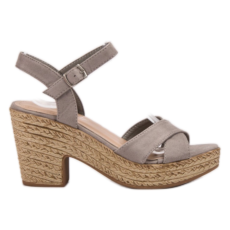 Queentina Sandálias em um bar cinza