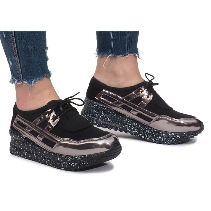 Tênis esportivos pretos na plataforma Calixte