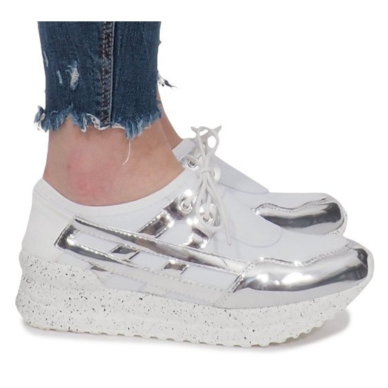 Tênis esportivos brancos na plataforma Calixte