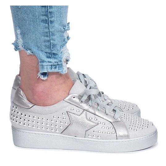 Tênis cinza das estrelas de Angers