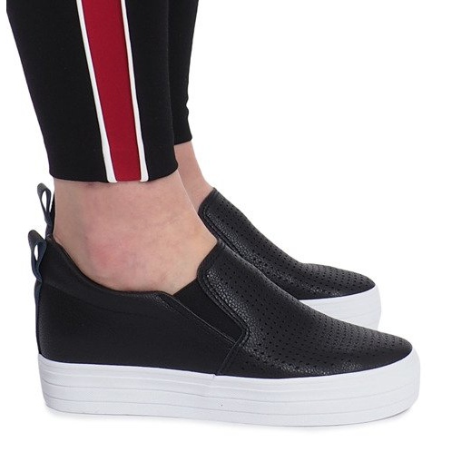 Tênis preto perfurado em uma cunha Rockvale