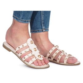 Chinelos bege com tachas Rabelle