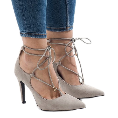 Gray bombeia em um pino 4524-5 cinza