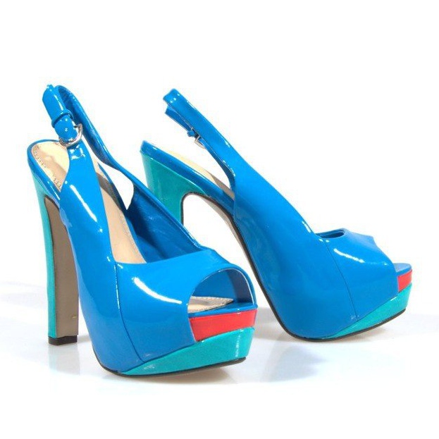 Bombeia sandálias na plataforma azul A8030