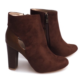 Botas de camurça marrom em um pilar com zíper