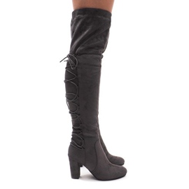 Botas de camurça em uma barra cinza 15135-67