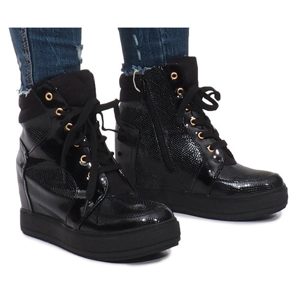 Tênis laqueado preto na cunha Snake