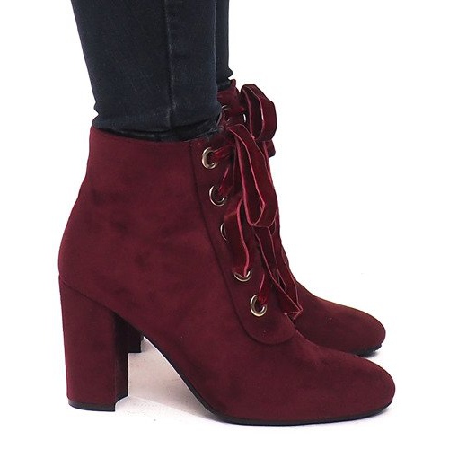 Botas amarradas em um poste 168-138 vermelho Botas amarradas em um poste 168-138 vermelho