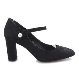 Sapatos pretos no posto Milaya