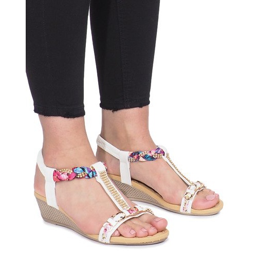 Sandálias brancas em um delicado salto Ruixin em cunha branco