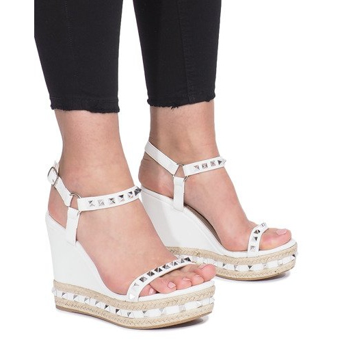 Sandálias brancas de cunha com tachas cubano branco Sandálias brancas de cunha com tachas cubano branco