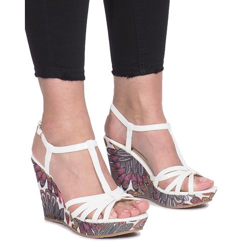 Sandálias brancas no salto de cunha Ibrahim preto