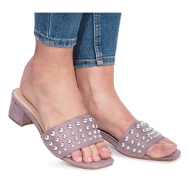 Chinelos com tachas roxas do estado roxo