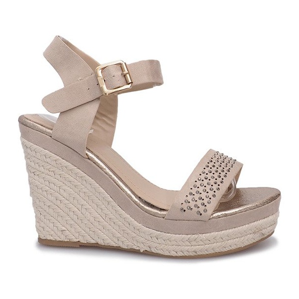 Sandálias de cunha bege em movimento