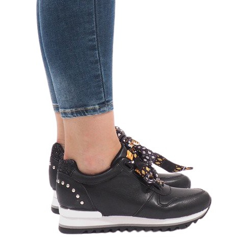 Tênis esportivos pretos na cunha G-124