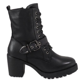 Botins pretos no poste S167