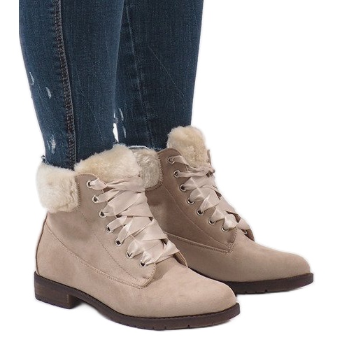 Botas com cordão bege isoladas C-7100