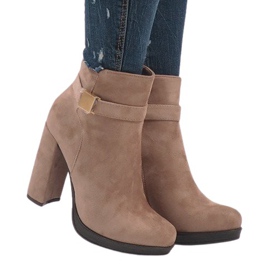 Botas rosa na postagem J-8682