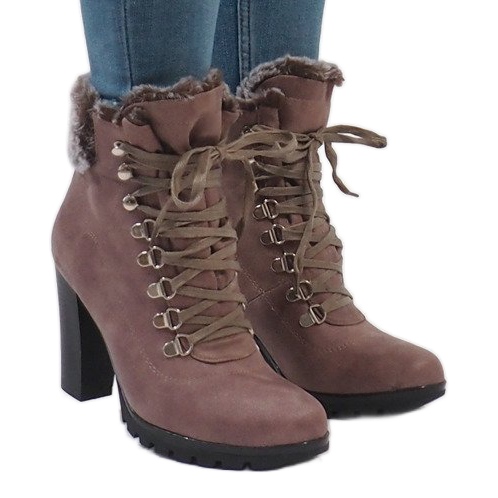 Botas cáqui no posto N50 verde