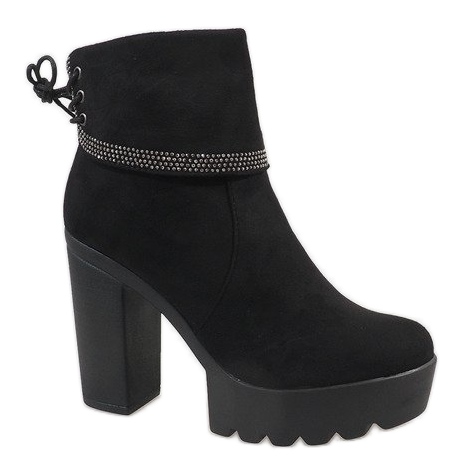 Botas pretas isoladas S80 no poste preto