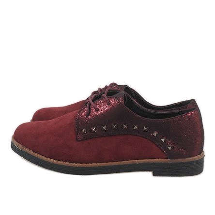 Sapatos com cordões vermelhos com tachas LX155