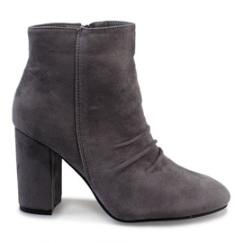 Botins de camurça cinza no poste 0M803