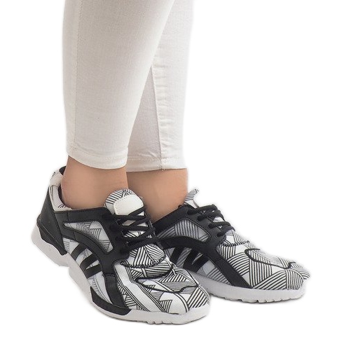 523 tênis brancos preto