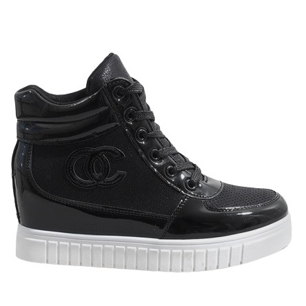 Tênis preto na cunha NB83P