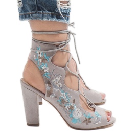 Botas cinza abertas no posto 1610-223